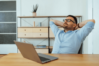Micropausas ativas ao longo do treino são, como explica Gustavo Luíz Guilherme Pinto, a chave para manter foco sem sacrificar a saúde.