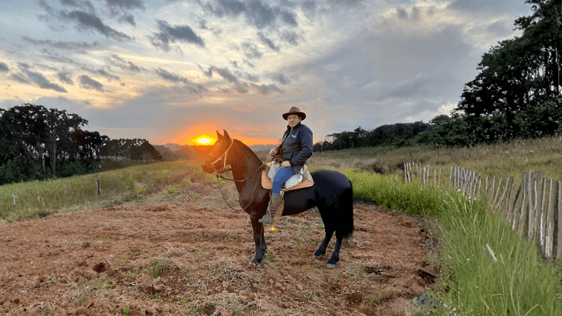 Descubra os cuidados essenciais com cavalos e veja dicas práticas para quem está começando nessa rotina, conforme orienta Altevir Seidel.
