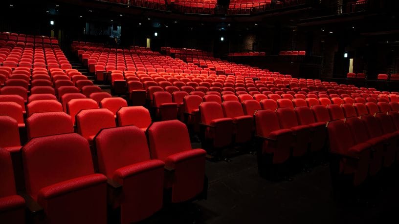 Teatro Mais Antigo de Santa Catarina Retoma Função de Cinema em São José