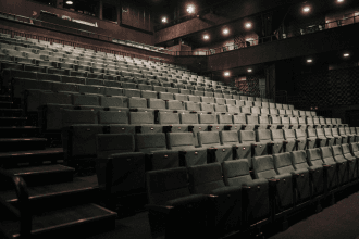 Claudia Raia estreia peça sobre menopausa no Rio e compartilha experiência pessoal