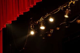 Fábio Porchat em Campinas: espetáculo “Agora é Que São Elas” destaca humor inteligente e crítica contemporânea