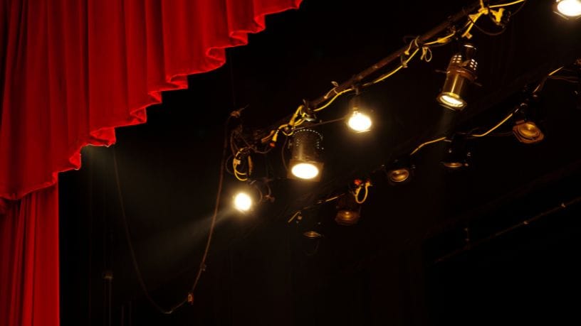 Fábio Porchat em Campinas: espetáculo “Agora é Que São Elas” destaca humor inteligente e crítica contemporânea