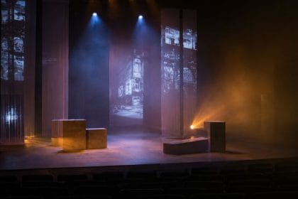 Teatro moderno e questões contemporâneas: como os palcos refletem os dilemas da sociedade atual