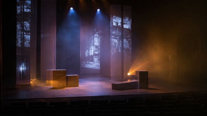 Teatro moderno e questões contemporâneas: como os palcos refletem os dilemas da sociedade atual