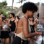Público participa de festival cultural com acesso a pontos de hidratação gratuitos