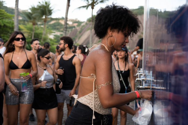 Público participa de festival cultural com acesso a pontos de hidratação gratuitos
